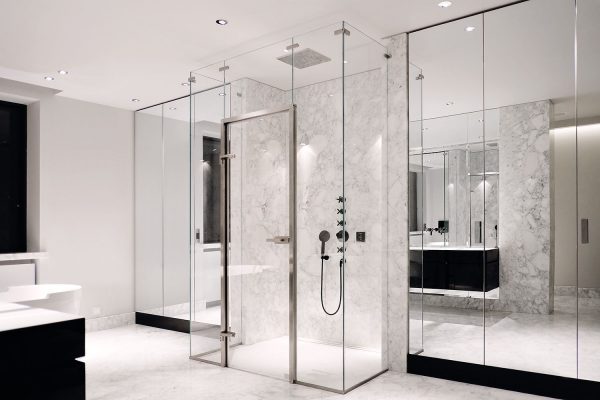 Luxe douchedeur voor een badkamer Luxe glazen douchewand voor een badkamer