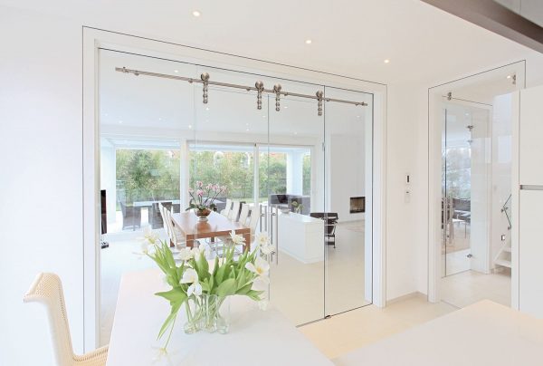 Glazen schuifwand voor in uw woning Glazen schuifwand van interieurglas, veilig hardglas