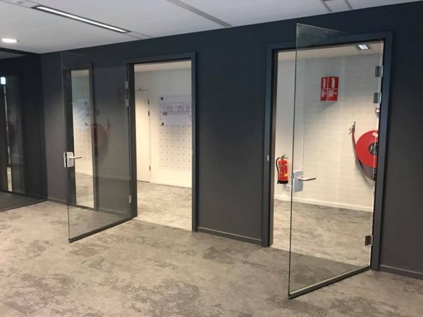 Glazen deur voor een luxe uitsraling. Design op maat. Een glazen deur, geleverd en gemonteerd door Wingman Montage uit Rotterdam.